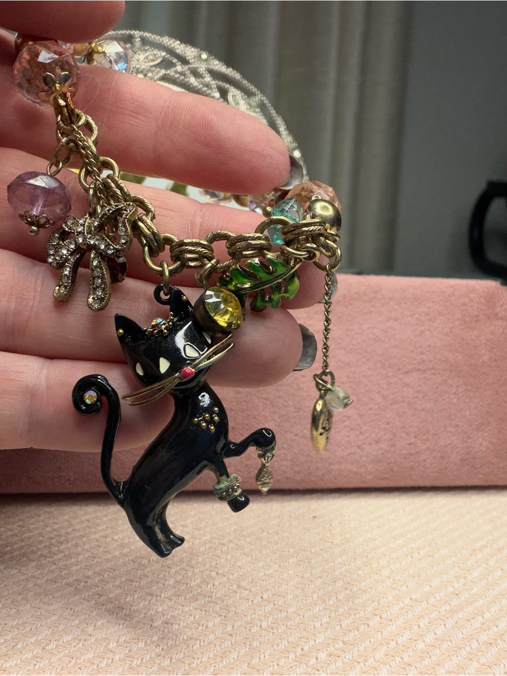 BETSEY JOHNSON Black Cat Charm Stretch Bracelet Crystal Bow Enamel Kitty EUC